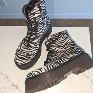 Fur platform boots